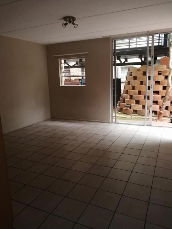 Bachelor in Braamfontein -  Bridgeview Apartments