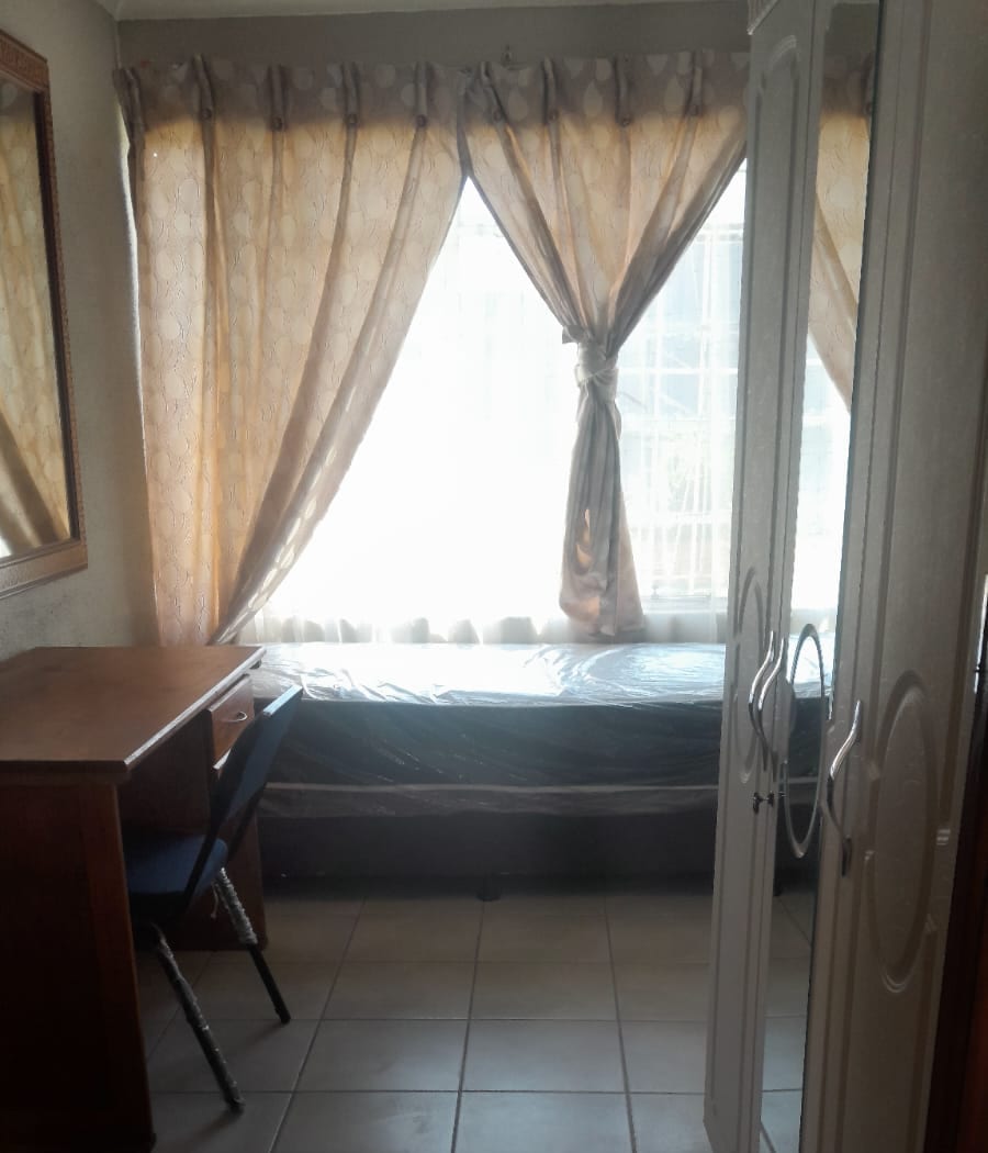 Ladies only single rooms in Rossmore