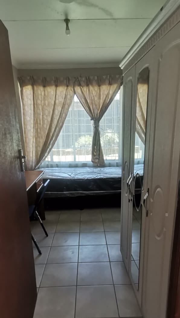 Ladies only single rooms in Rossmore