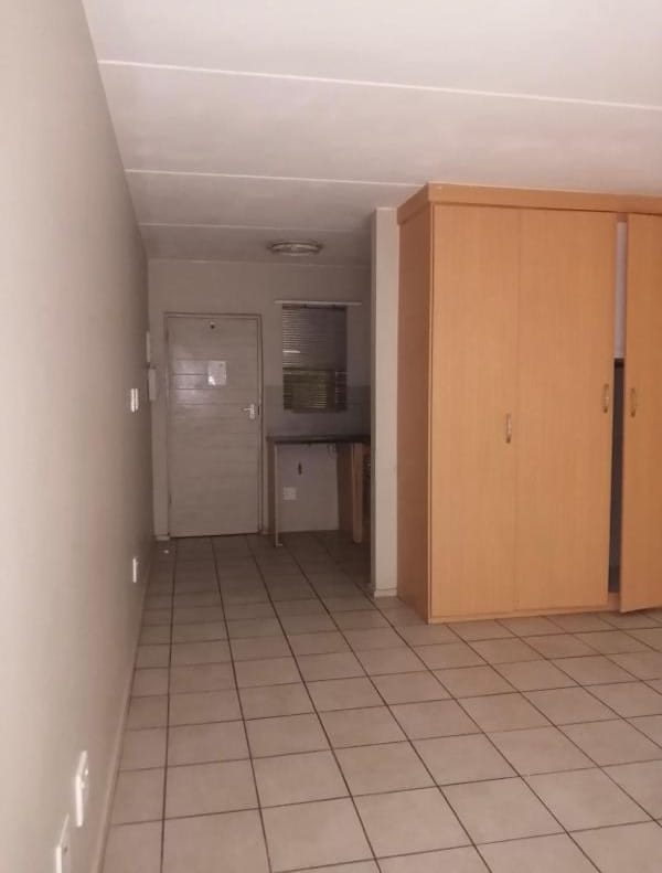 Bachelor in Braamfontein -  Bridgeview Apartments